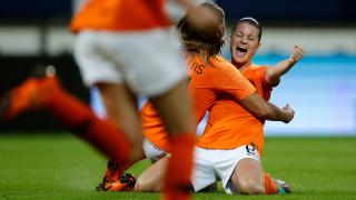 Lieke Martens schiet OranjeLeeuwinnen in extremis naar winst